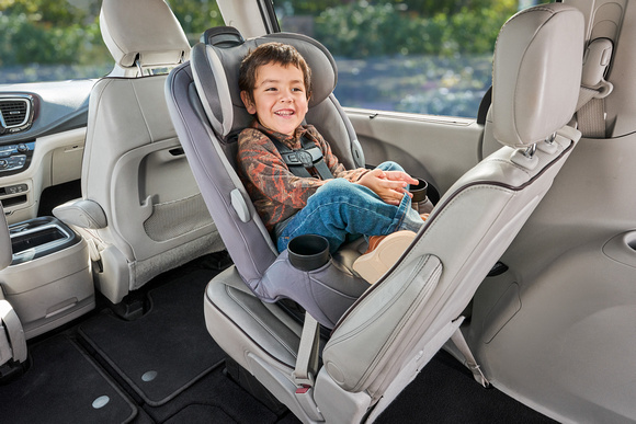 18-34_DRIVEWAY_CARSEAT_00143