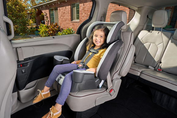 18-36_DRIVEWAY_CARSEAT_00204