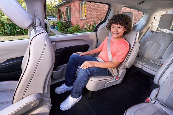 17-31_DRIVEWAY_CARSEAT_00860