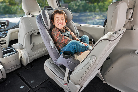 18-34_DRIVEWAY_CARSEAT_00142