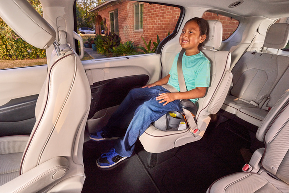 17-30_DRIVEWAY_CARSEAT_00887