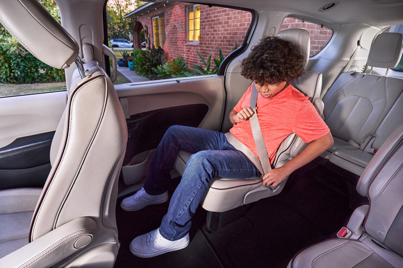 17-31_DRIVEWAY_CARSEAT_00876