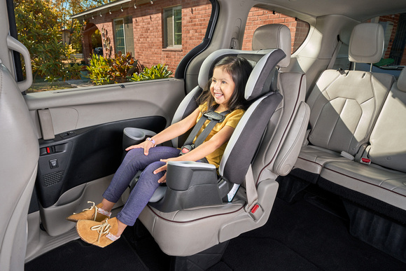 18-36_DRIVEWAY_CARSEAT_00200